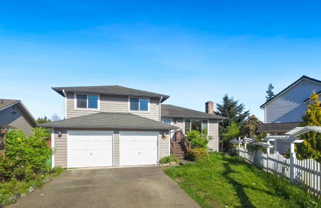 Cul‑de‑Sac Home Near Alderwood with Private Backyard photos photos