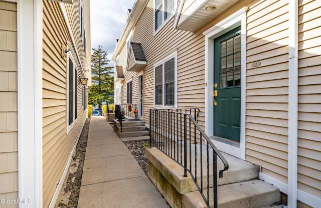1112 Western Avenue unit: 4 photos photos
