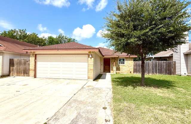 Charming 3-Bedroom Home with Fireplace, Garage & Covered Patio! Gallery 3