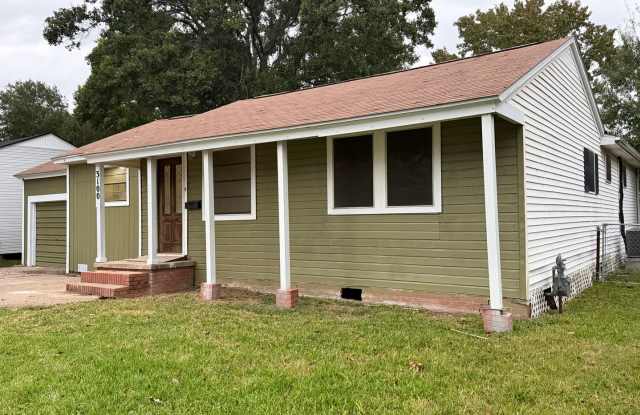 3 Bedroom, 2 Bathroom Home for Rent in Groves, Tx - 3100 Boyd Avenue, Groves, TX 77619