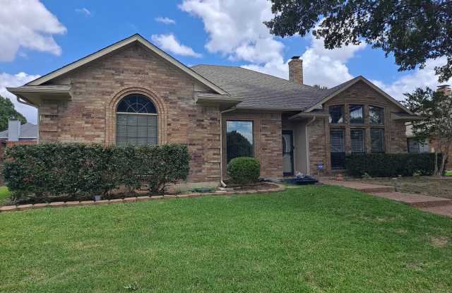 Beautiful 3/2/2 in Carrollton Available Now! - 1228 Shawnee Trail, Carrollton, TX 75007