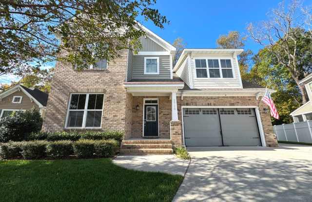 Gorgeous 6 Bedroom, 3 Bath home, over 3400sqft, 1+ acre lot in Suffolk. Available NOW! Gallery 1