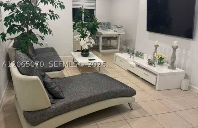 945 NE 33rd Ter Gallery 2