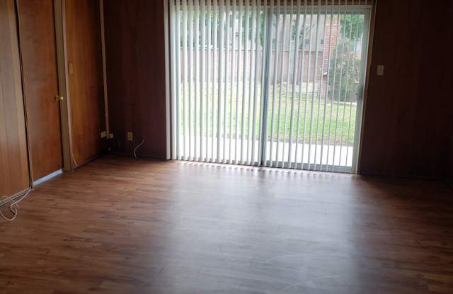 Near Circle Area: 3 Bedroom 2 Bath Home With Family Room Gallery 4