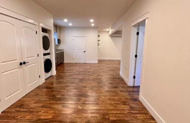 Beautifully Designed 1-Bedroom, 1-Bath Lower-Level Executive Suite Near the Hospitals Gallery 3