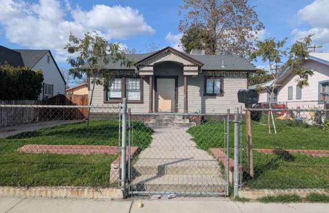 Coming Soon! Cozy 3 Bedroom 1 Bath home in East Bakersfield - 724 Lincoln Street, Bakersfield, CA 93305