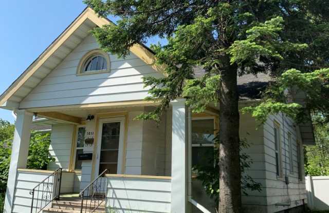 Duluth, MN. 4 bedroom - 1 bath - 1 off street parking - Single Family Home. Gallery 4