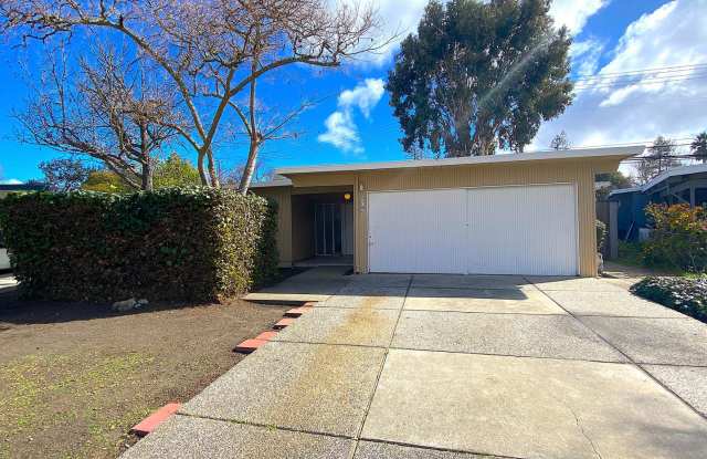 Spacious 5 Bed 2.5 Bath Home Fairmeadow Palo Alto - Pets Allowed! - 3785 Starr King Circle, Palo Alto, CA 94306
