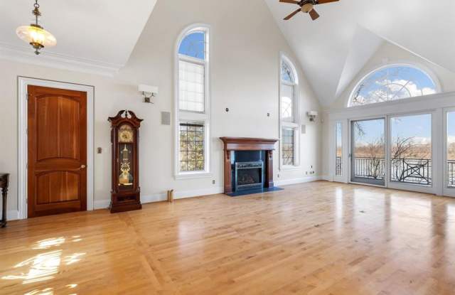 210 Stewart Court Gallery 3