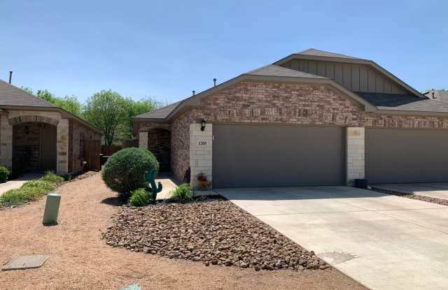 Walk to Historic Gruene / Fridge / Gas Cooking / Fenced in yard / CISD *2 weeks free rent* Gallery 1