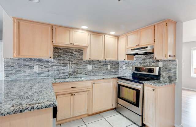 2 Bed + Den/Office 2 Bath Ground level Condo photos photos