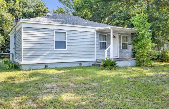 Cozy Furnished Cottage close to NAS and Downtown Pensacola Gallery 1