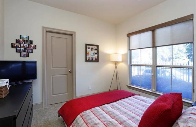 1604 Ennis Street Gallery 2