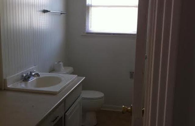 Southside 3 Bedroom with Large Fenced Backyard Gallery 4