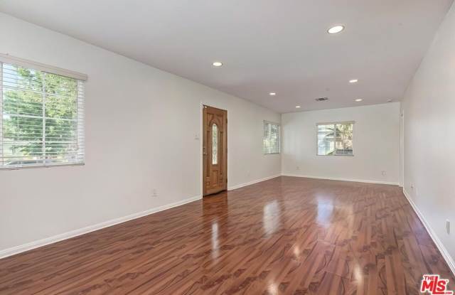 17322 Martha St Gallery 3