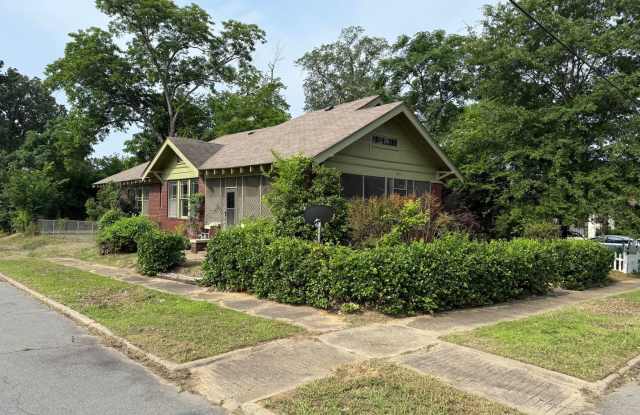 2301 W 17th St., Little Rock AR 72202 - Classic Character Large 3br 1ba w/den and separate dining, large corner lot. photos photos