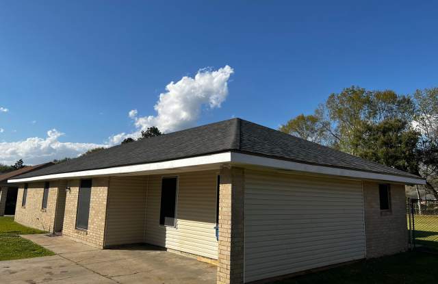 3 Bedroom, 2 Bathroom, with Bonus room / office, with large yard, covered back porch Gallery 3