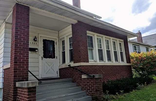 6BR/2.5BA Prime Location Right By Camp Randall - 1705 Regent Street, Madison, WI 53726