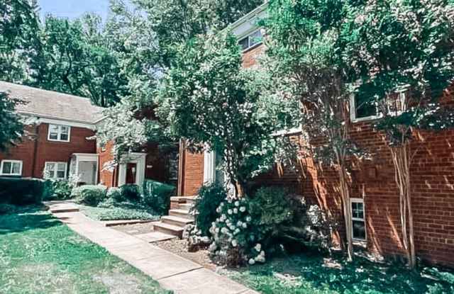 Gorgeous End Unit Madison Model Nestled In Well-Manicured Courtyard In Parkfairfax photos photos