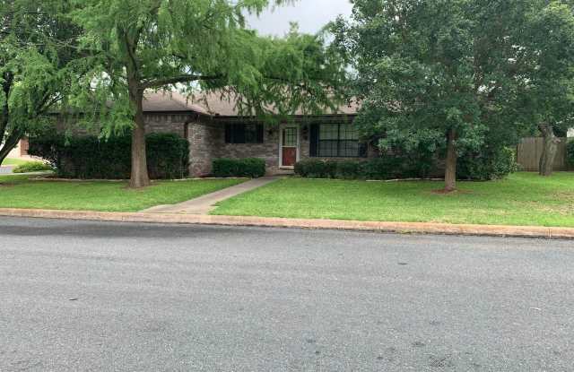 1002 Henrietta St. - 1002 Henrietta Street, Fredericksburg, TX 78624