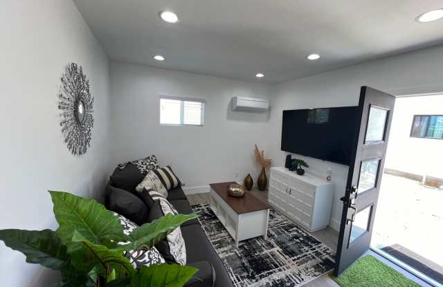 Beautiful Apartment just waiting for you to call it HOME! - 7721 La Salle Avenue, Los Angeles, CA 90047