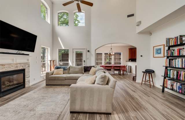 5735 Richmond Avenue Gallery 2