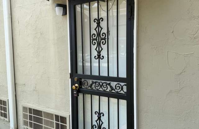 Beautifully Kept & Well Maintained Apartment - Conveniently Located Downtown Clarksville photos photos