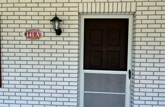 Beautiful, 1/2 of duplex close to I-4 Gallery 3