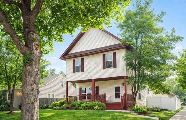 3 Bed House w/ Garage, Laundry, & Fenced Yard! photos photos