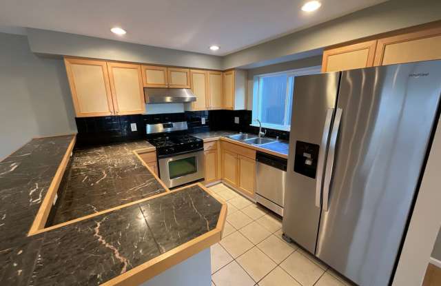 MAGNOLIA 3 BED, 1.5 BATH TOWNHOME FOR RENT AVAILABLE OCT! photos photos