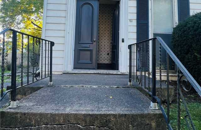 352 Maple Avenue Gallery 1