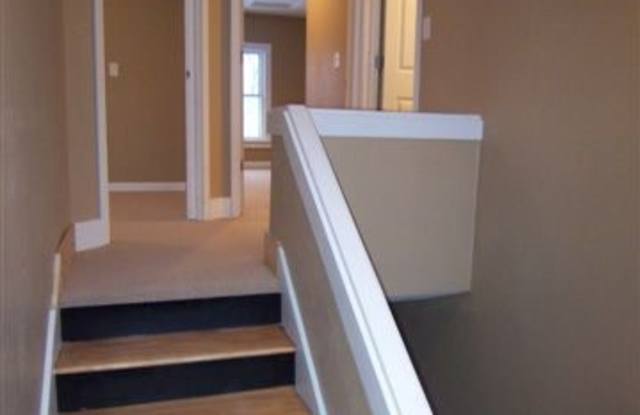 Charming House on Bay Shore Drive Close to the Lake! SHORT TERM LEASING! Available Now! photos photos