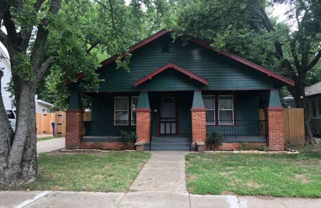 Cute 2 bed, 1 1/2 bathroom house in between campus and downtown Main Street in Norman photos photos
