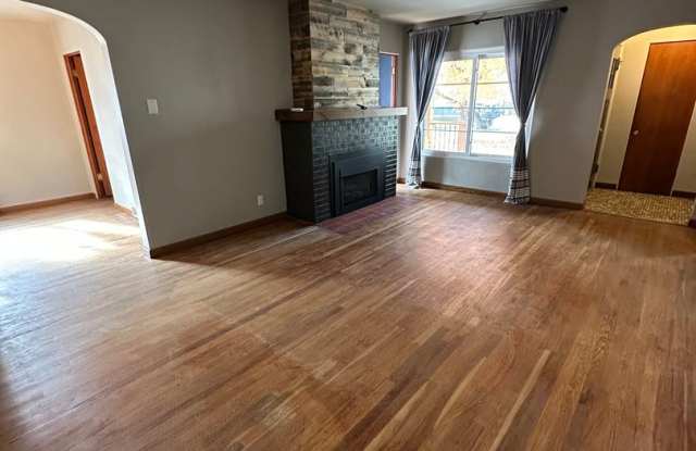 3 BEDROOM, 1 BATHROOM, SINGLE FAMILY HOME WITH 3 CAR DETACHED GARAGE Gallery 4