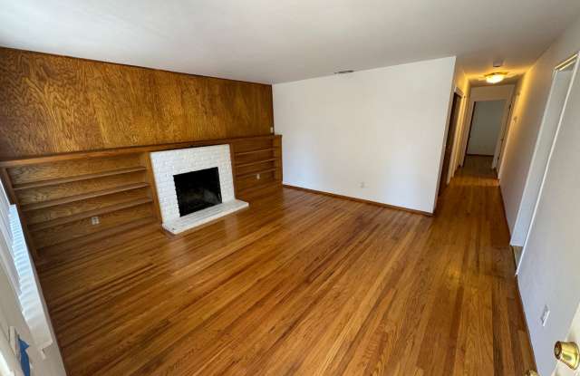 3 Bed / 1 Bath | Del Dayo Duplex Available 08/10/2026 Gallery 4