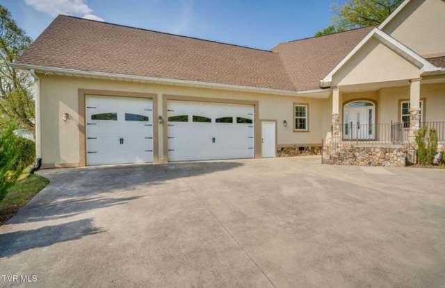 **PENDING** Beautiful 4 bed 4 bath home! Gallery 4