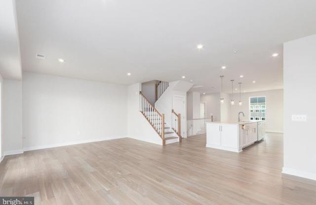 1687 DUNNINGTON Place Gallery 4