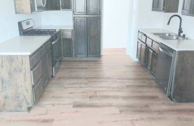 **232 Woodham Ave Barstow** Beautiful Spacious 3 bedroom 2 bath **pay 11months rent on time you will get the 12th month free** - 232 Woodham Avenue, Barstow, CA 92311