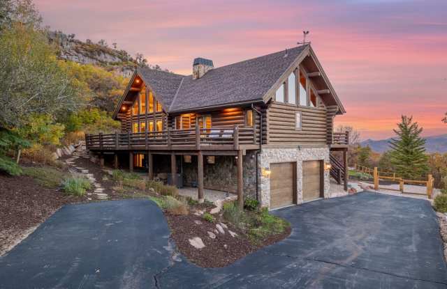 Luxury Mountain Home in Pineridge Gallery 1