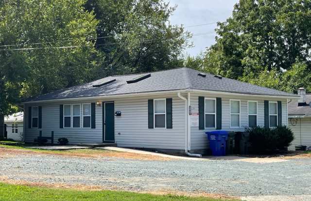Updated 4br 2ba house with parking and walking distance to UNC Campus! Gallery 1
