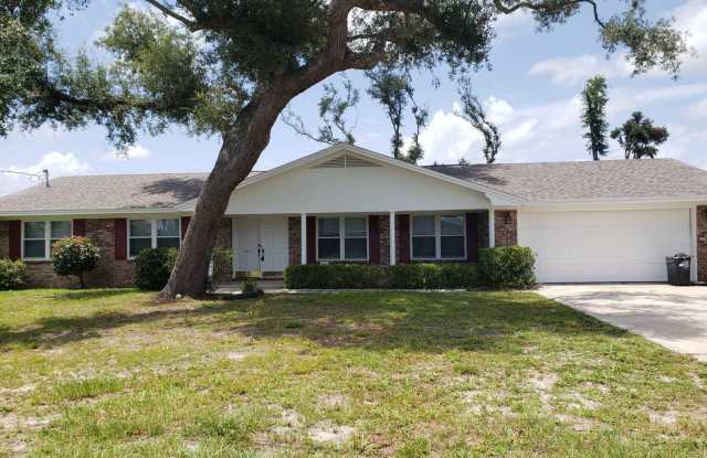 Charming 3Bed/2Bath Brick Home w/Bonus Office Space – Upgraded Comfort Near Martin Lake *1/2 Off Security Deposit for Active-Duty Military!!* - 4617 Park Street, Parker, FL 32404