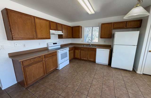 Beautiful 4 Bedroom Home for Rent in Goodyear! **NEW CARPET & NEW PAINT** Gallery 4