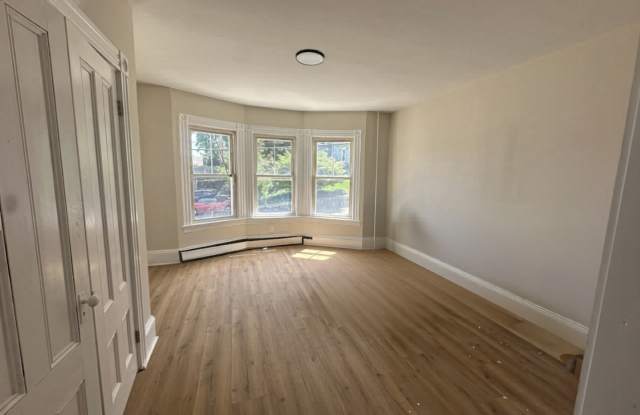 Spacious 2 Bed/ 1 Bath Apartment in East Greenwich! Gallery 3