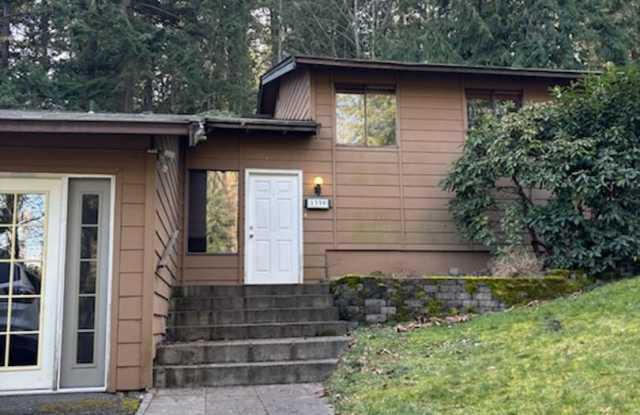 Spacious 3 Bedroom Home for Rent in Whatcom Falls Neighborhood! - 1339 Scenic Avenue, Bellingham, WA 98229