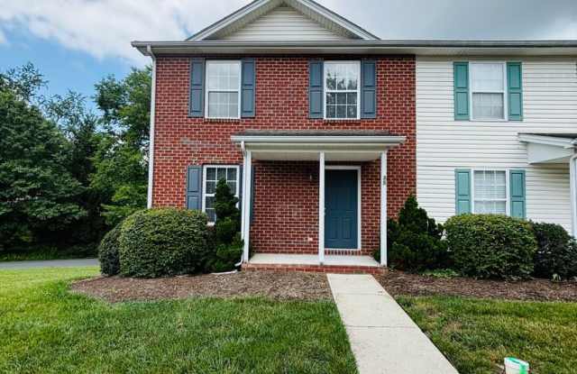 * RE-RENTAL AVAILABLE 10/16/26 * 3 Bedroom 2.5 Bathroom Townhouse Gallery 4