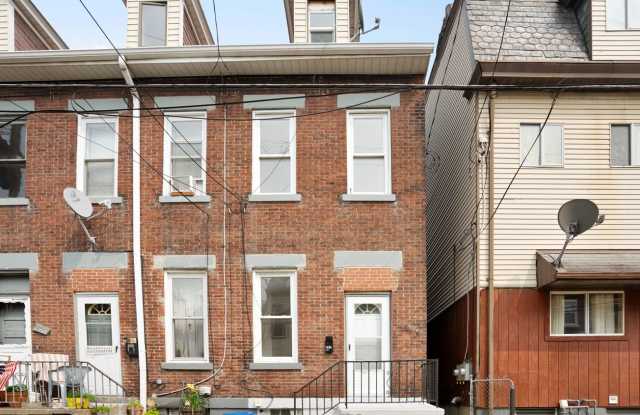 Newly renovated 2 Bed, 1 Bath w/ Bonus Room, Central AC, Laundry - Available October 1st! photos photos