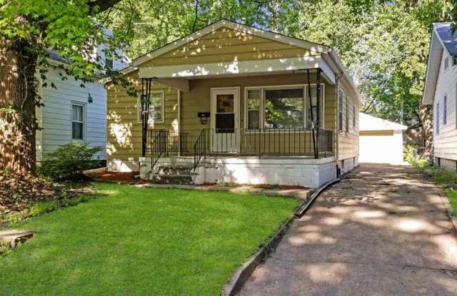 Home Sweet Hardwood: Charming 2 Bed/1 Bath in Harvard Park with Real Hardwood Floors and Fenced Yard! photos photos