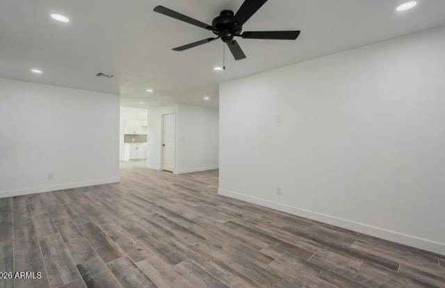 5039 N 18th Avenue Gallery 3