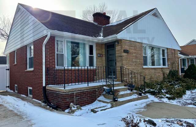 Charming 3bed/2bath Available NOW - 304 Beverly Place, Munster, IN 46321