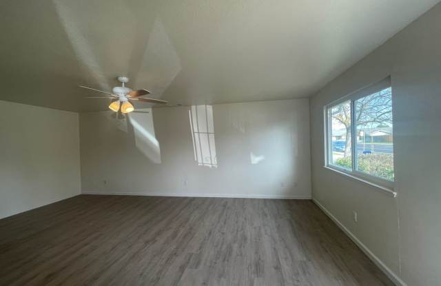 3 Bedroom  2 bathroom home in Oakdale. Gallery 4